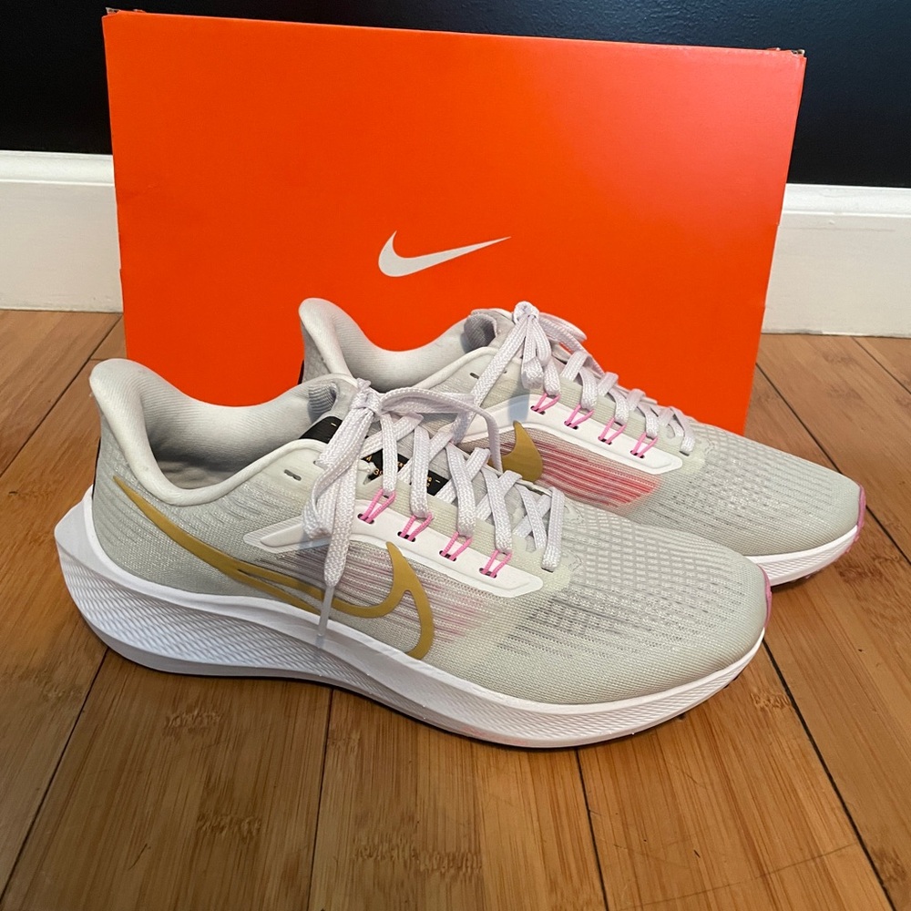 Nike Cream and Gold Athletic Shoes Sleek Design